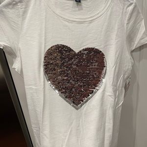 White tee with sequin heart that can change to silver or pink when brushed